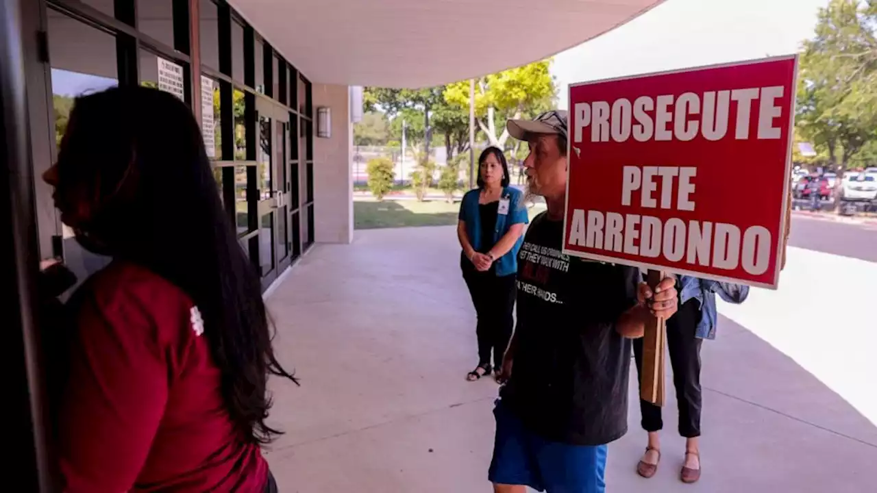 Uvalde parents enter 2nd week of protest outside school district office