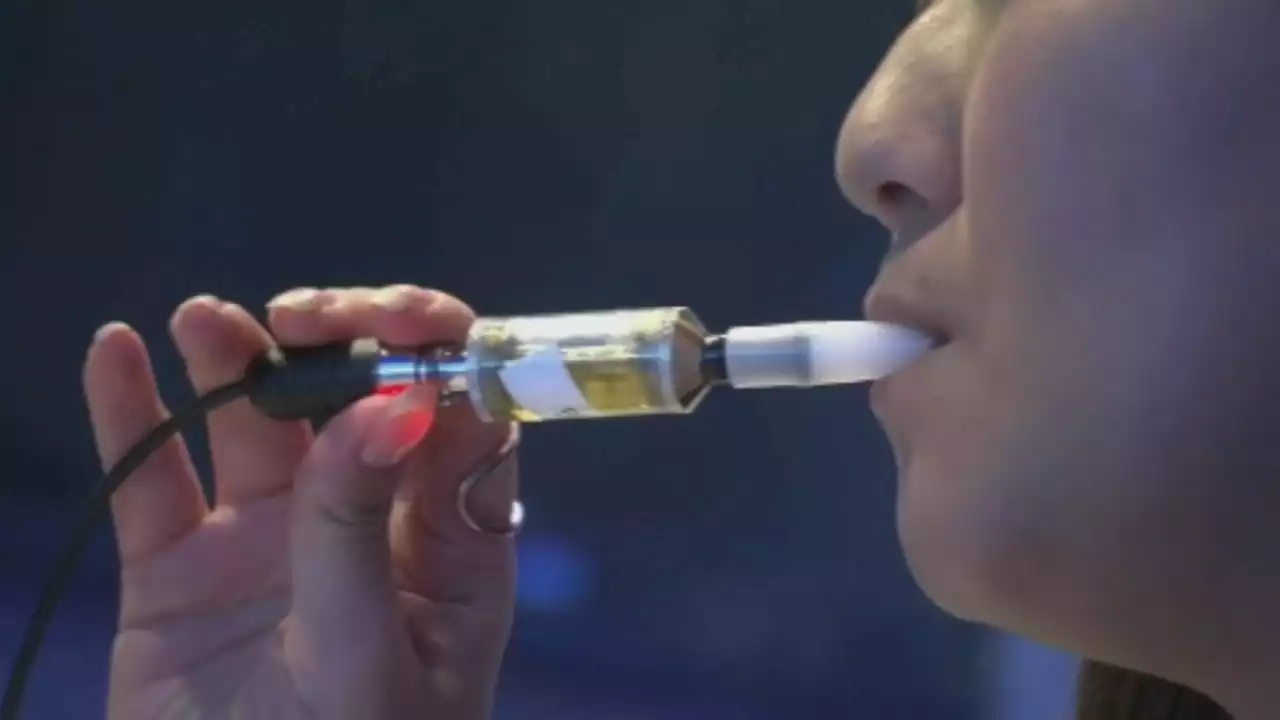 Flavored e-cigs still used by young Americans at 'concerning' rate, FDA and CDC study shows