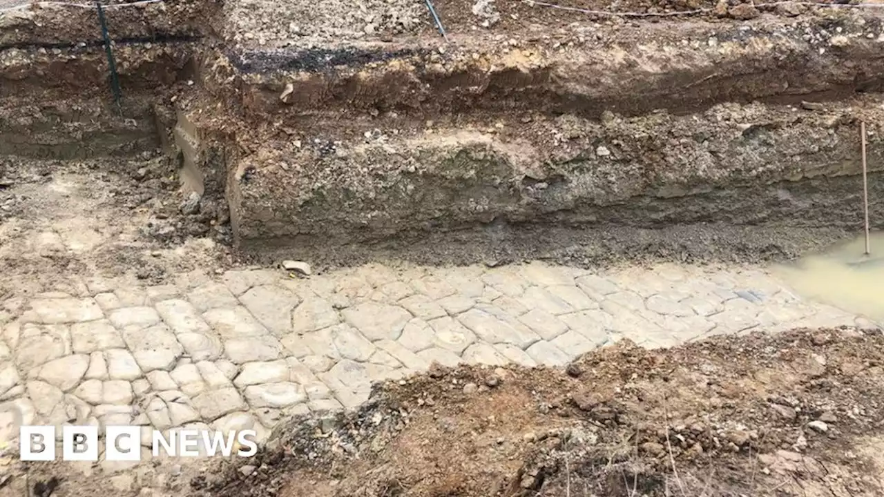 Suspected Roman ford unearthed near Evesham during waterworks