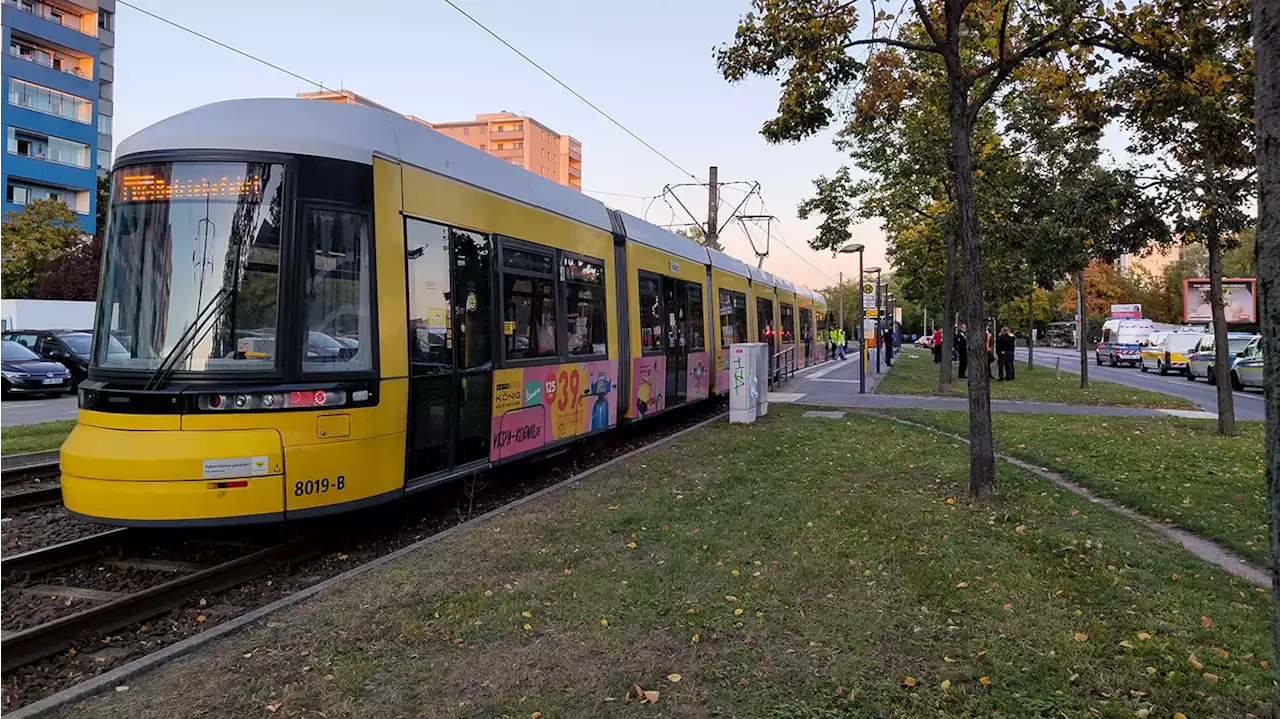 Hellersdorf: Person von Tram erfasst und tödlich verletzt