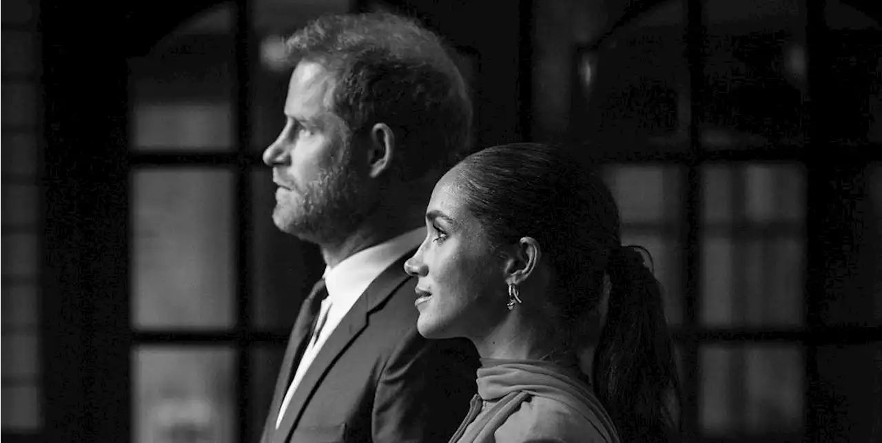 Anche Harry e Meghan hanno rilasciato dei ritratti inediti, ed è subito guerra delle foto reali