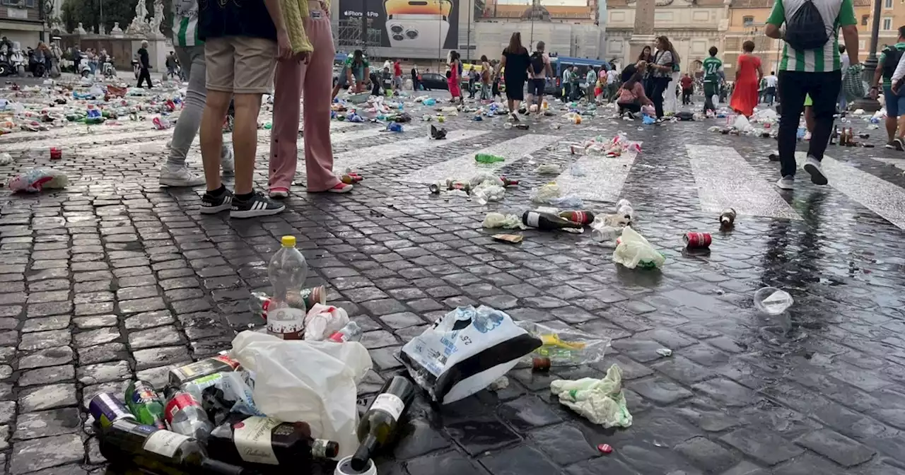 Roma, rifiuti e sporcizia in Piazza del Popolo dopo il passaggio dei tifosi del Betis Siviglia - Il Fatto Quotidiano