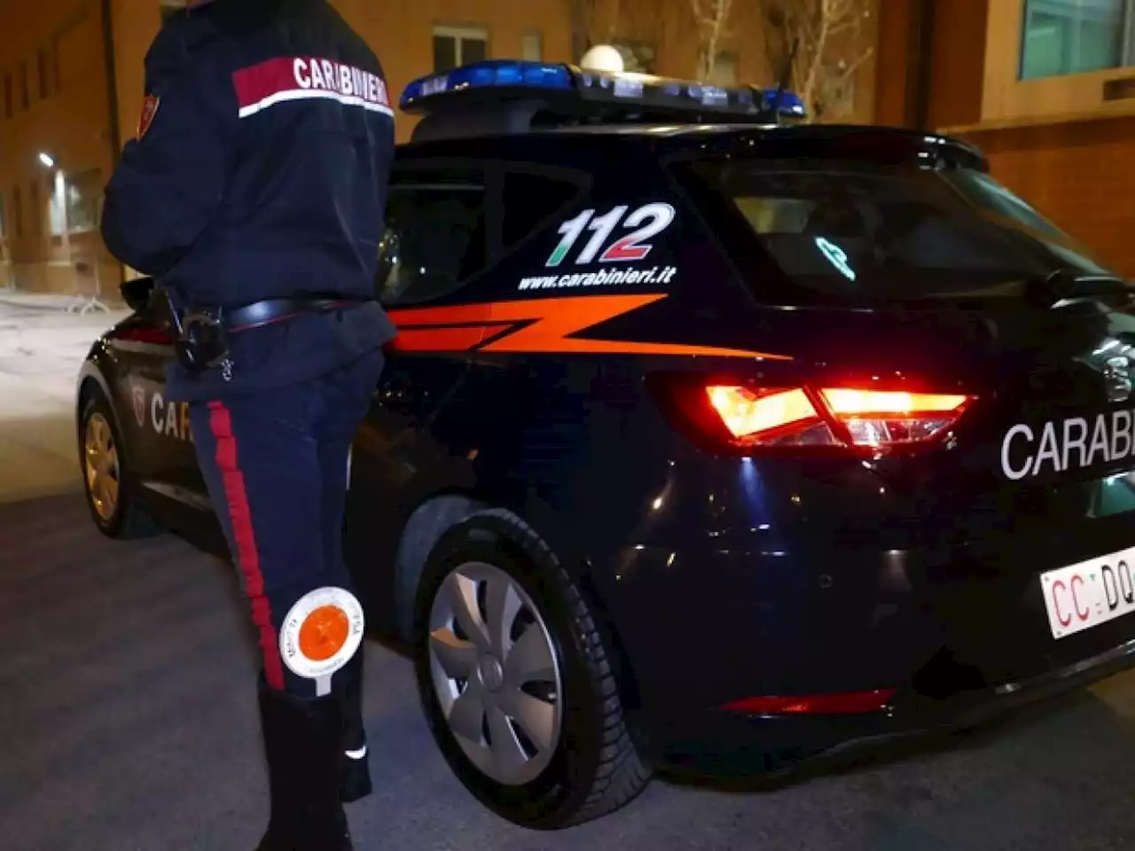 Sassi e vetri contro i carabinieri, poi cerca di provocare un'esplosione: arrestato marocchino