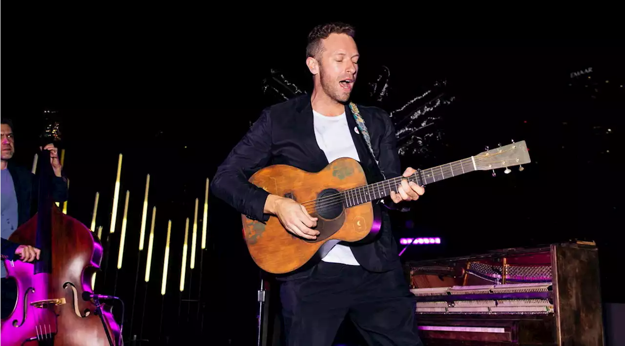 Grave problema di salute per Chris Martin, costretto allo stop