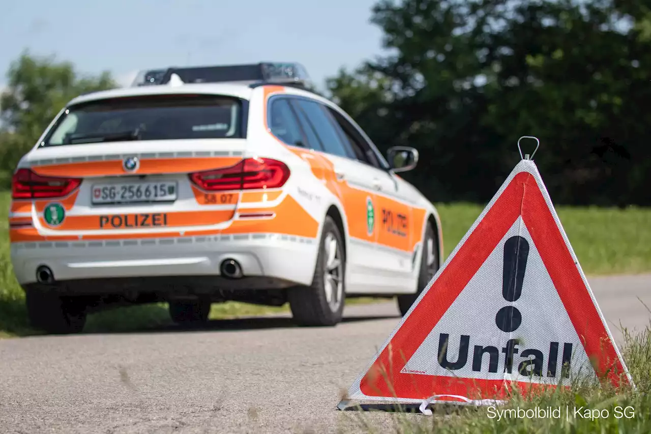 Plons SG: Fahrunfähiger Autofahrer (58) kollidiert beim Rückwärtsfahren mit Auto