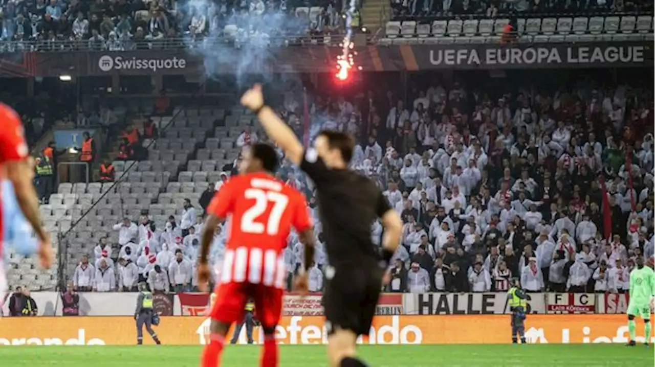 International - UEFA Europa League: Fans sorgen für Spielunterbrechung in Malmö