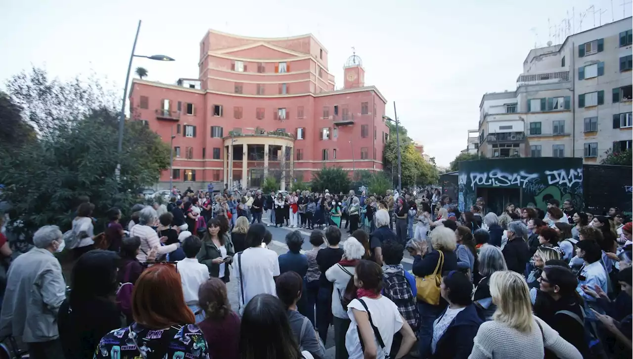 Stupro alla Garbatella, la vittima: 'Era a caccia di prede, prima di violentarmi mi ha stretto forte la gola. E può colpire ancora'