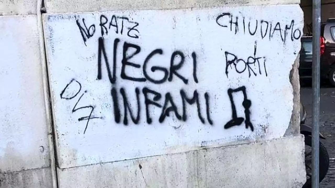 Scritte razziste e richiami al Duce sui muri di una scuola media