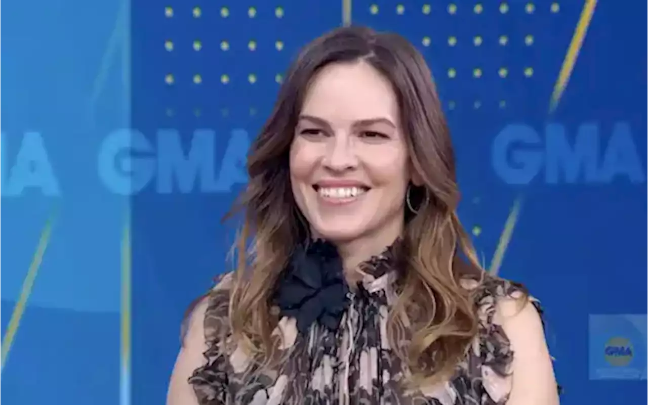 Hilary Swank è incinta di due gemelli, l'annuncio in diretta TV