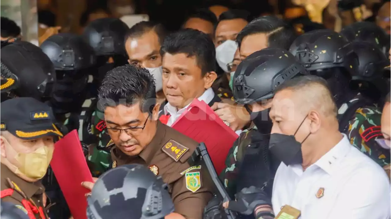 Ferdy Sambo Tampil Pakai Rompi Merah: Dikawal Anggota Polri, Diteriaki 'Jenderal atau Tersangka?'