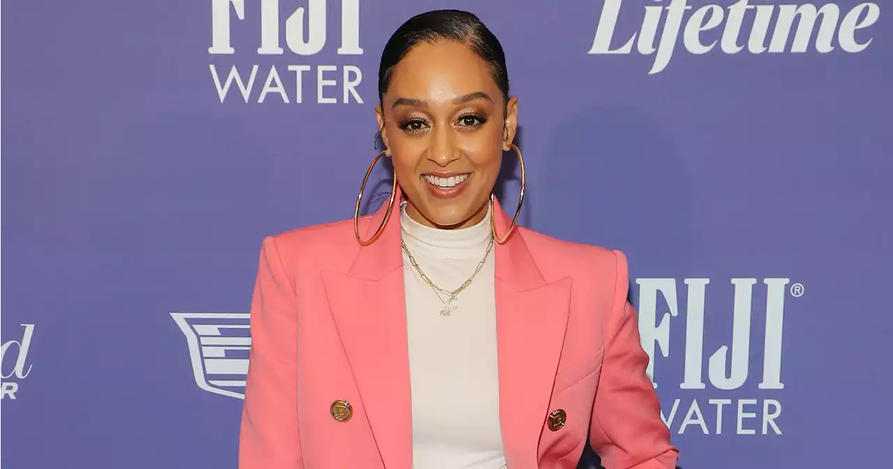 Tia Mowry Ditches Wedding Ring After Announcing Divorce: Pics