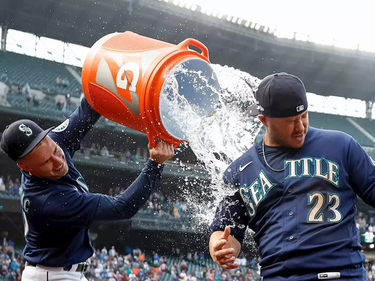 Mariners head into postseason with walk-off win, beat Tigers