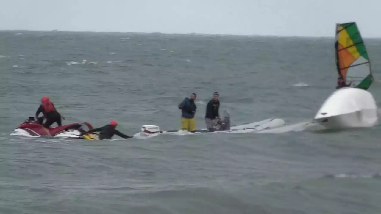 8 rescued when 5 boats capsize in Lake Michigan, Evanston fire officials say