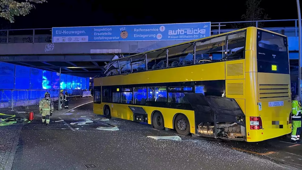 Berlin: BVG-Doppeldecker kracht in Brücke – mehrere Schwerverletzte