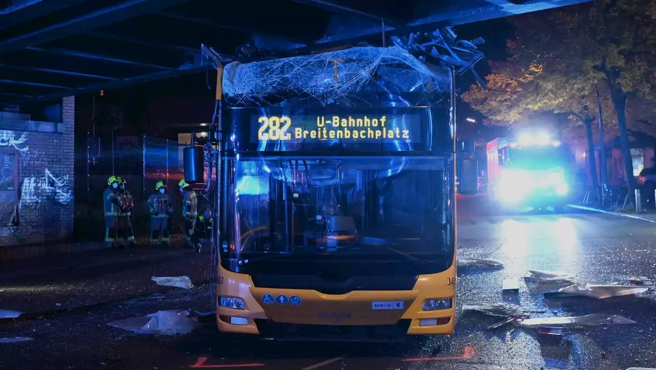 Berlin: Doppeldeckerbus fährt in Steglitz gegen Brücke – mehrere Verletzte