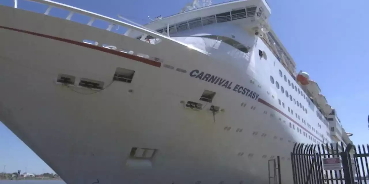 Mobile waving its final goodbye to Carnival cruise ship