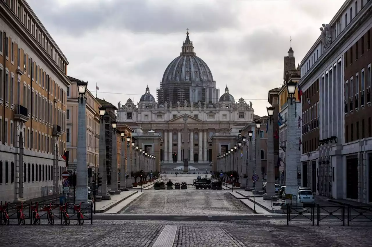 After demanding to see Pope Francis, American tourist smashes two sculptures in the Vatican