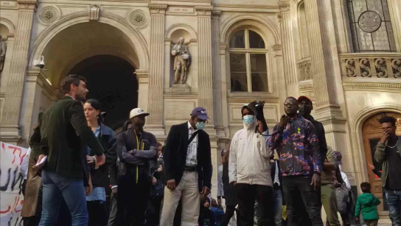 Un collectif de défense des migrants envahit la cour de l’hôtel de Ville de paris