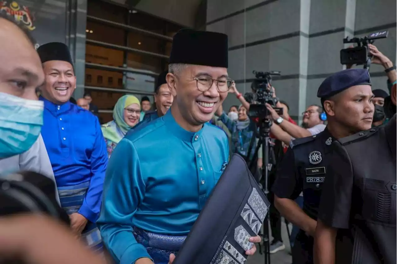 Tengku Zafrul leaves for Parliament to table Budget 2023