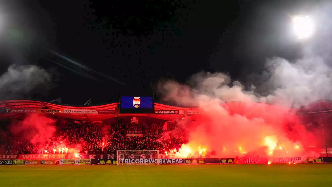 Vuurwerk op het veld bij Willem II - FC Den Bosch, wedstrijd stilgelegd