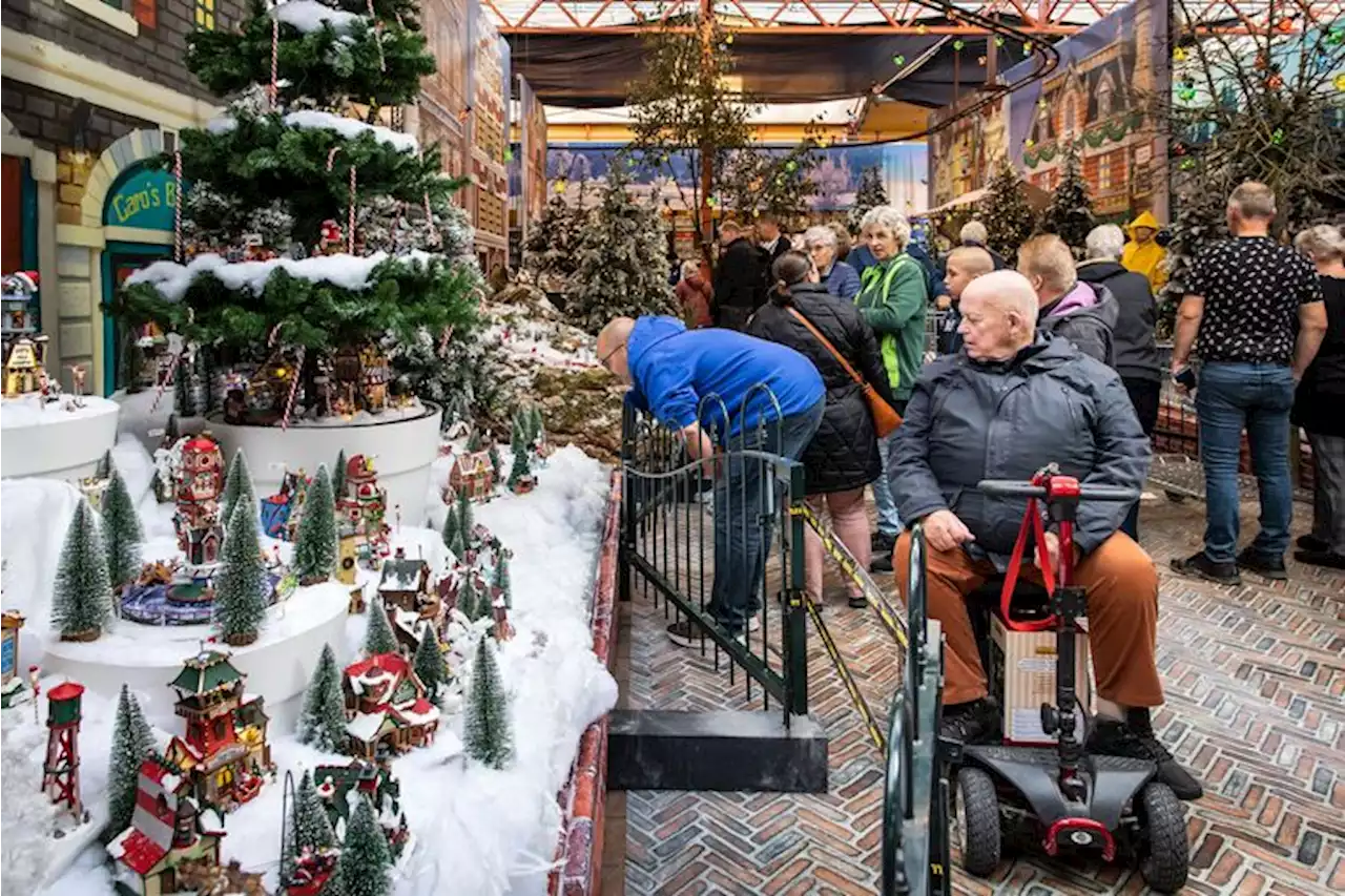 Mee met diehard kerstdorpfans naar Tuincentrum Osdorp: ‘Ik heb de Westertoren al thuis’