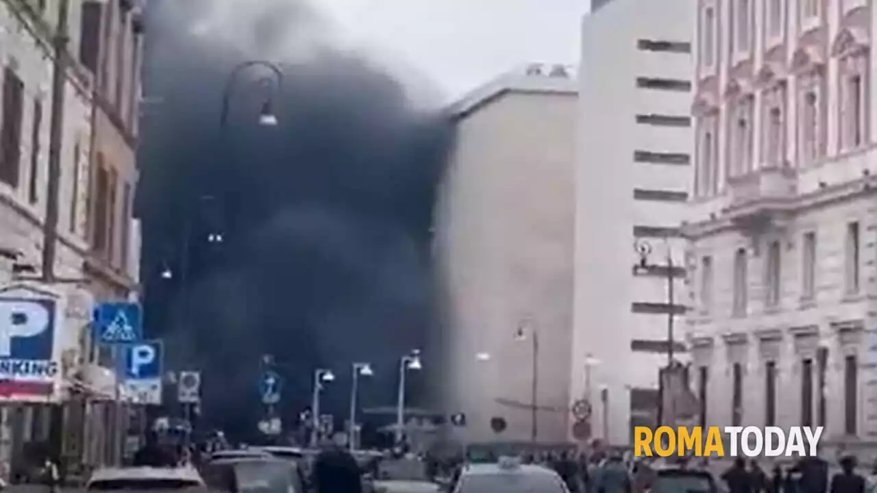 Incendio a Termini: colonna di fumo nero nel cielo. Evacuato un bar