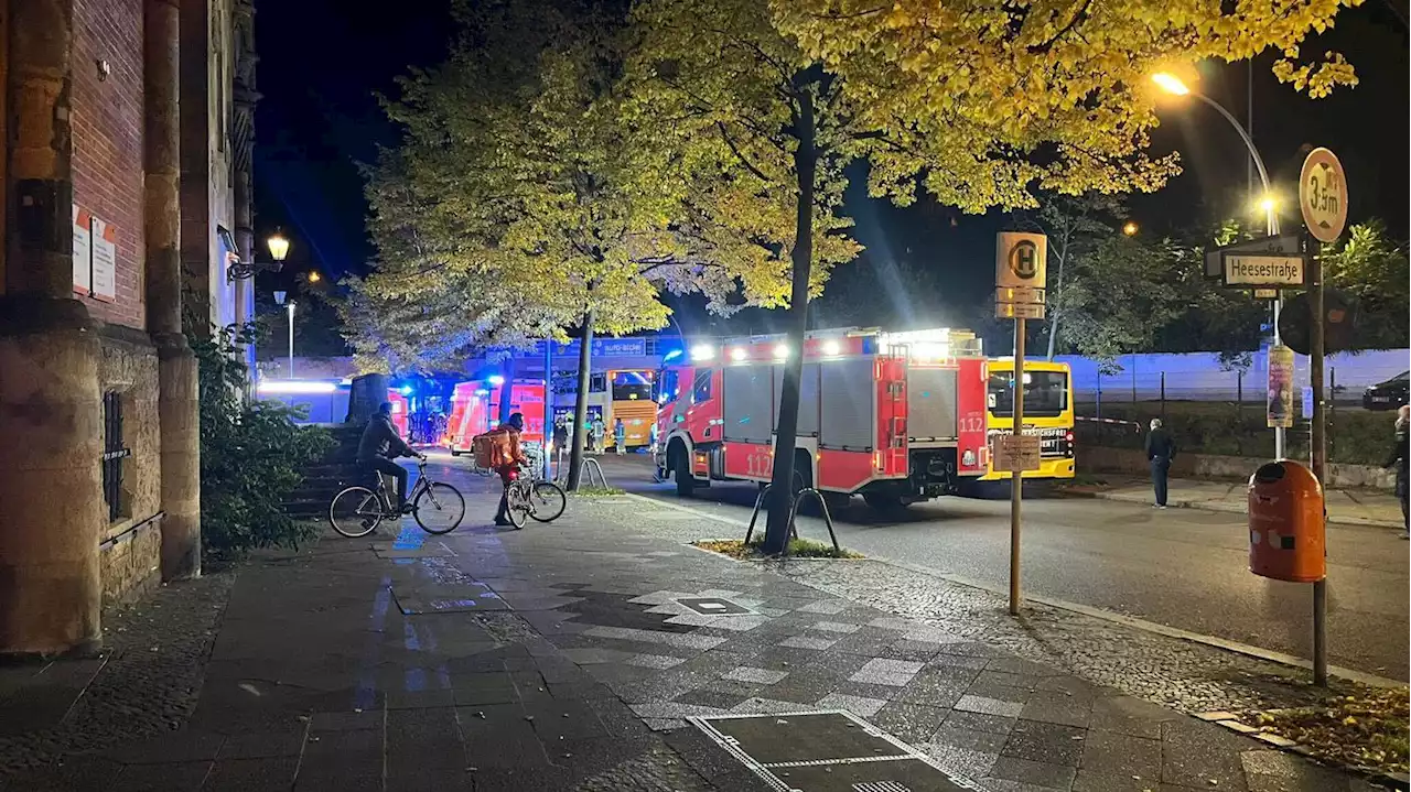 Fünf Menschen verletzt: BVG-Doppeldeckerbus fährt gegen Brücke in Berlin-Steglitz