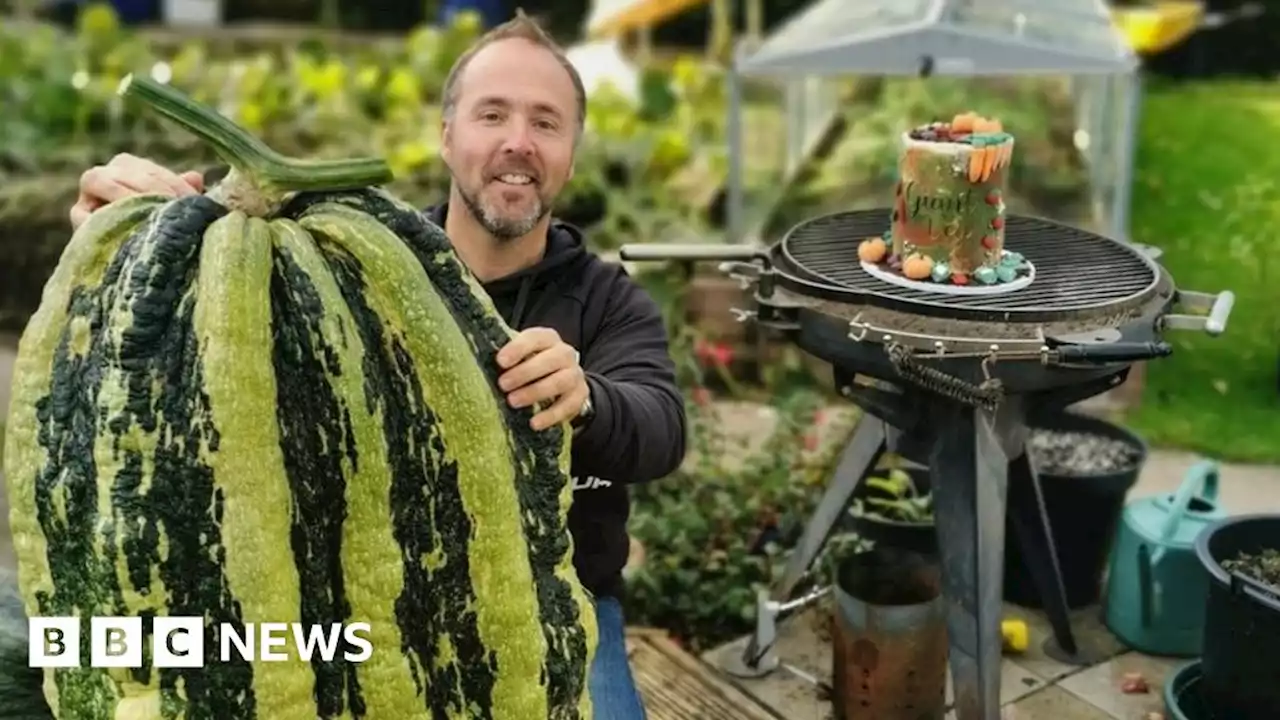 Snoop Dogg and Souleye fans of Cwmbran's Mr Giant Veg