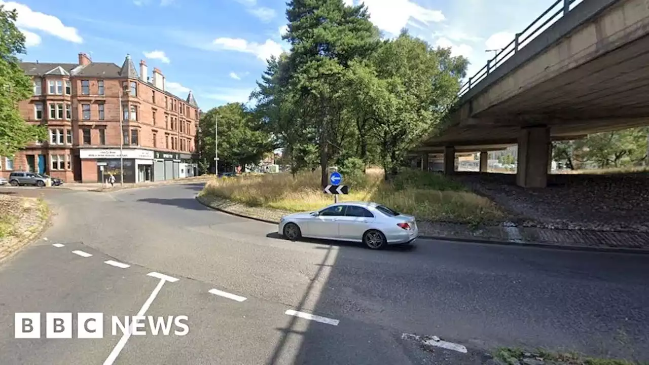 Man dies after losing control of car at Glasgow roundabout