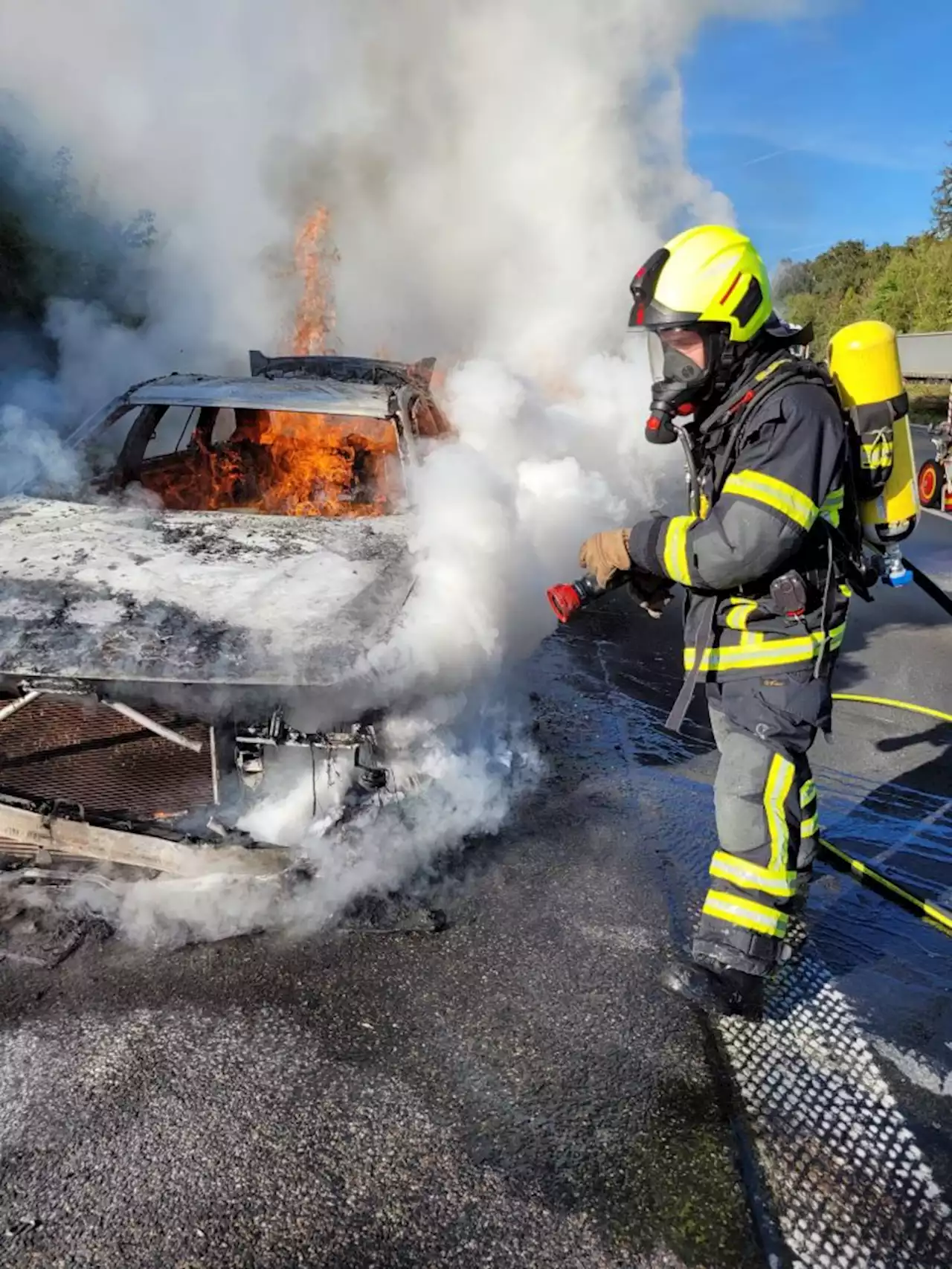 PKW Brand führt zu Vollsperrung der Autobahn A3