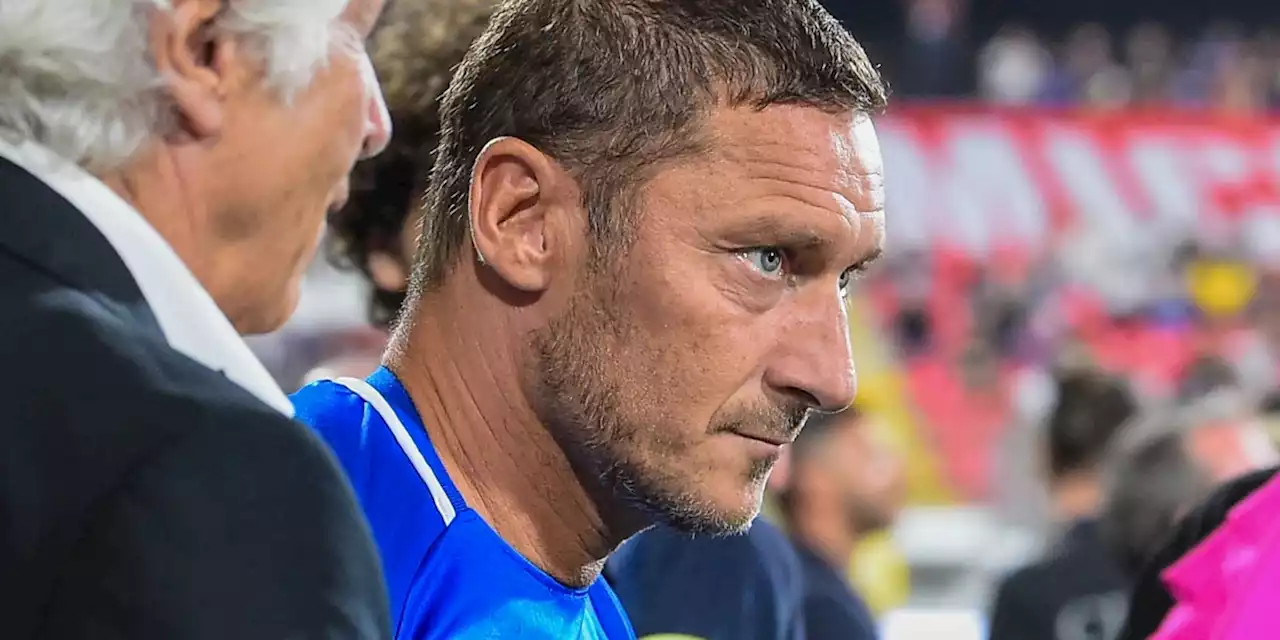 La nuova vita di Totti e i problemi con il suo circolo: c'è di mezzo Ilary