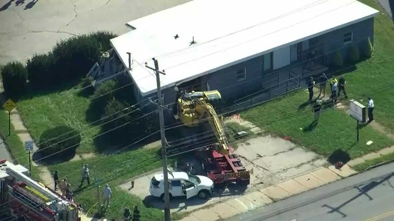 Tractor-trailer crashes into Ridley Twp. building after hitting 2 vehicles; 2 injuries reported