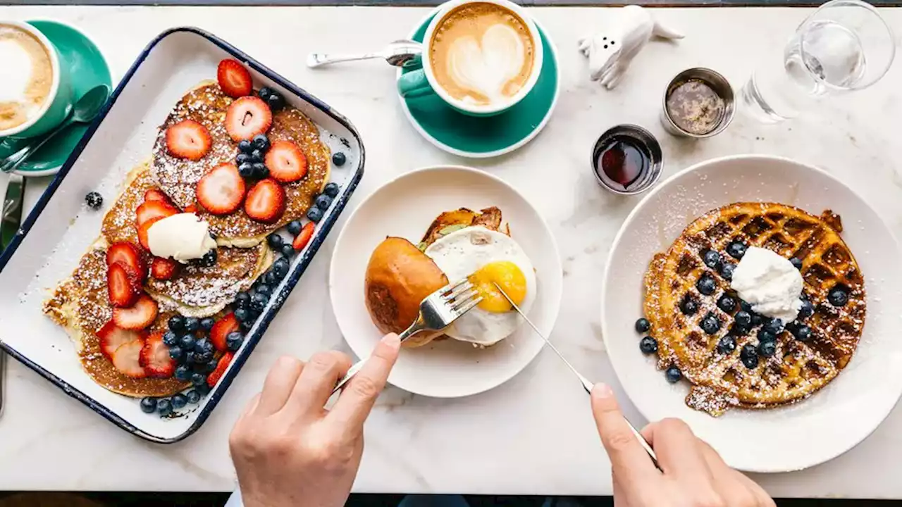 Petit déjeuner copieux ou léger ? Ça ne change rien au poids !