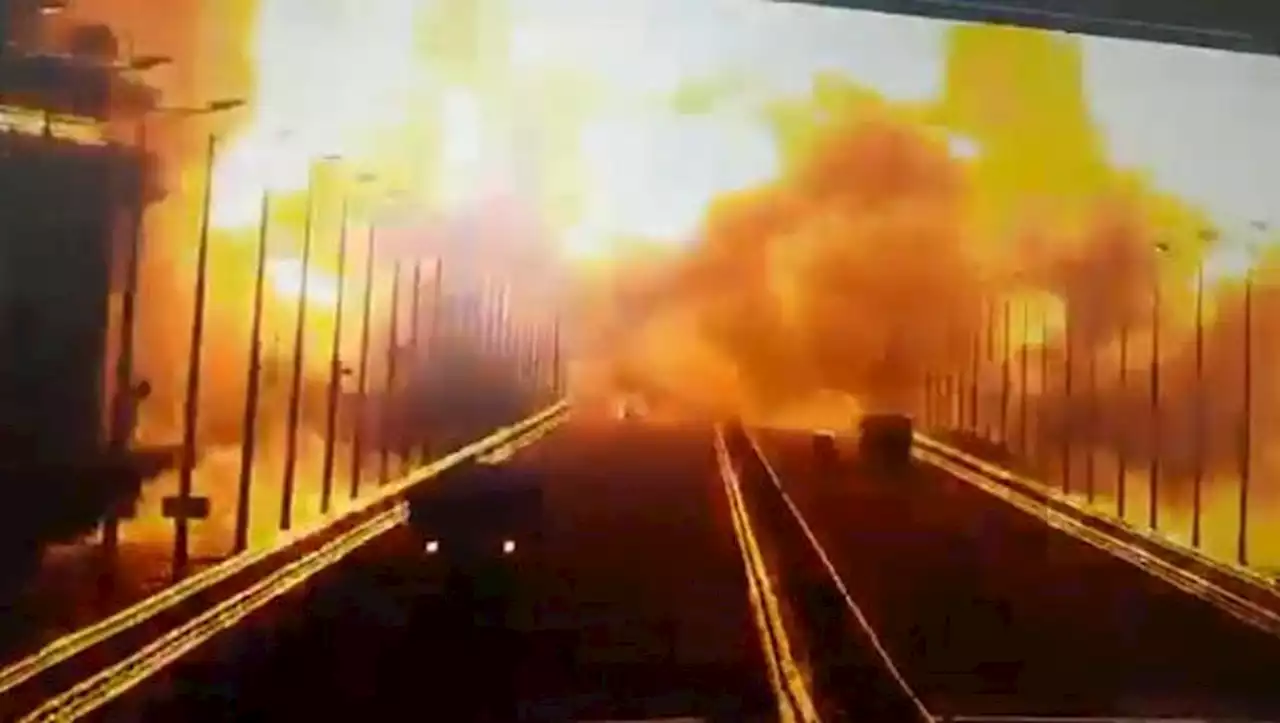 Explosion du pont de Crimée : la spectaculaire vidéo du moment où ce pont symbole s'embrase