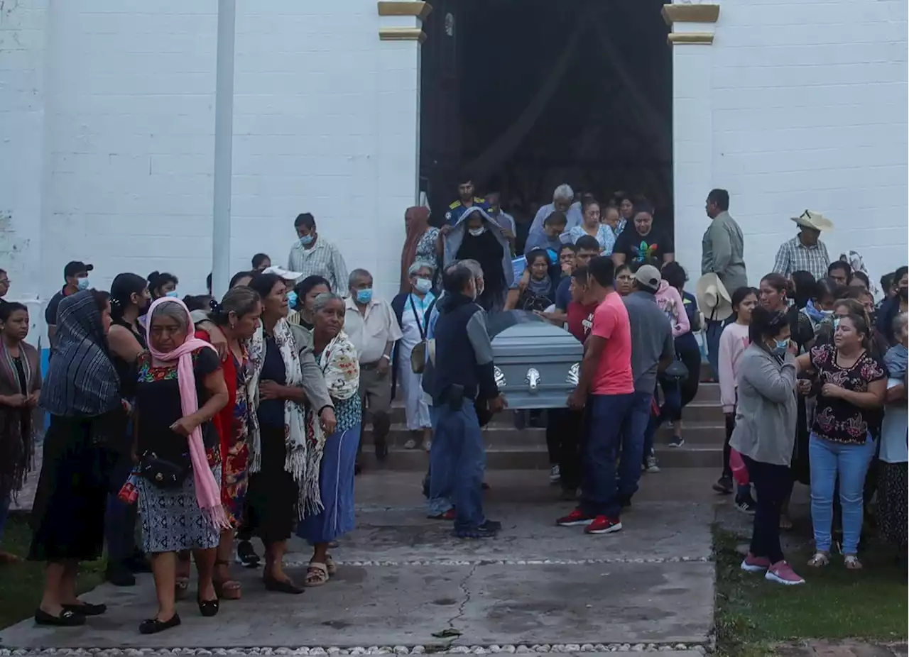 La Jornada: Sepultan al munícipe de Totolapan y a otras dos víctimas de la matanza