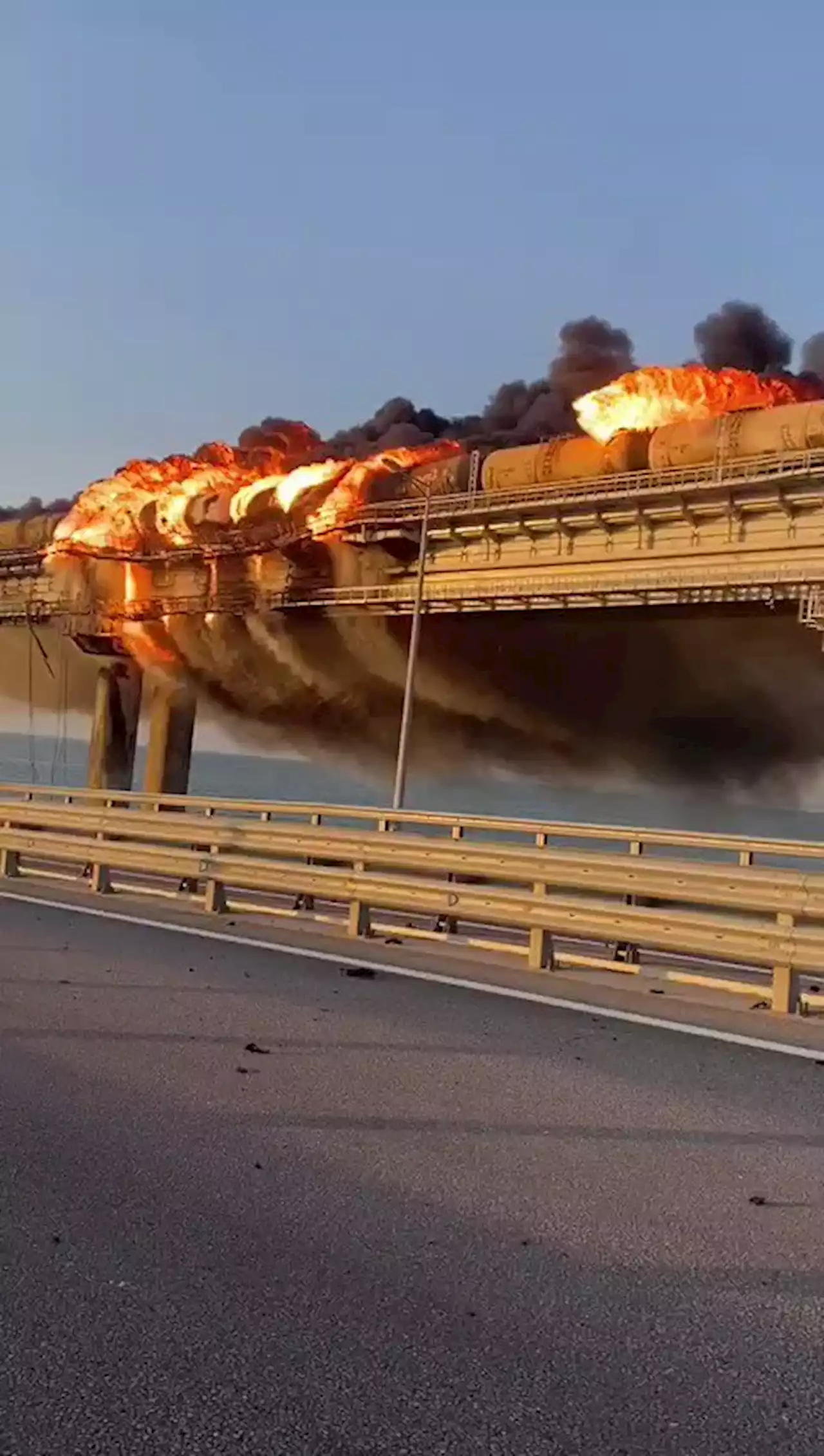 Le pont reliant la Crimée à la Russie est coupé après l’explosion d’un camion piégé