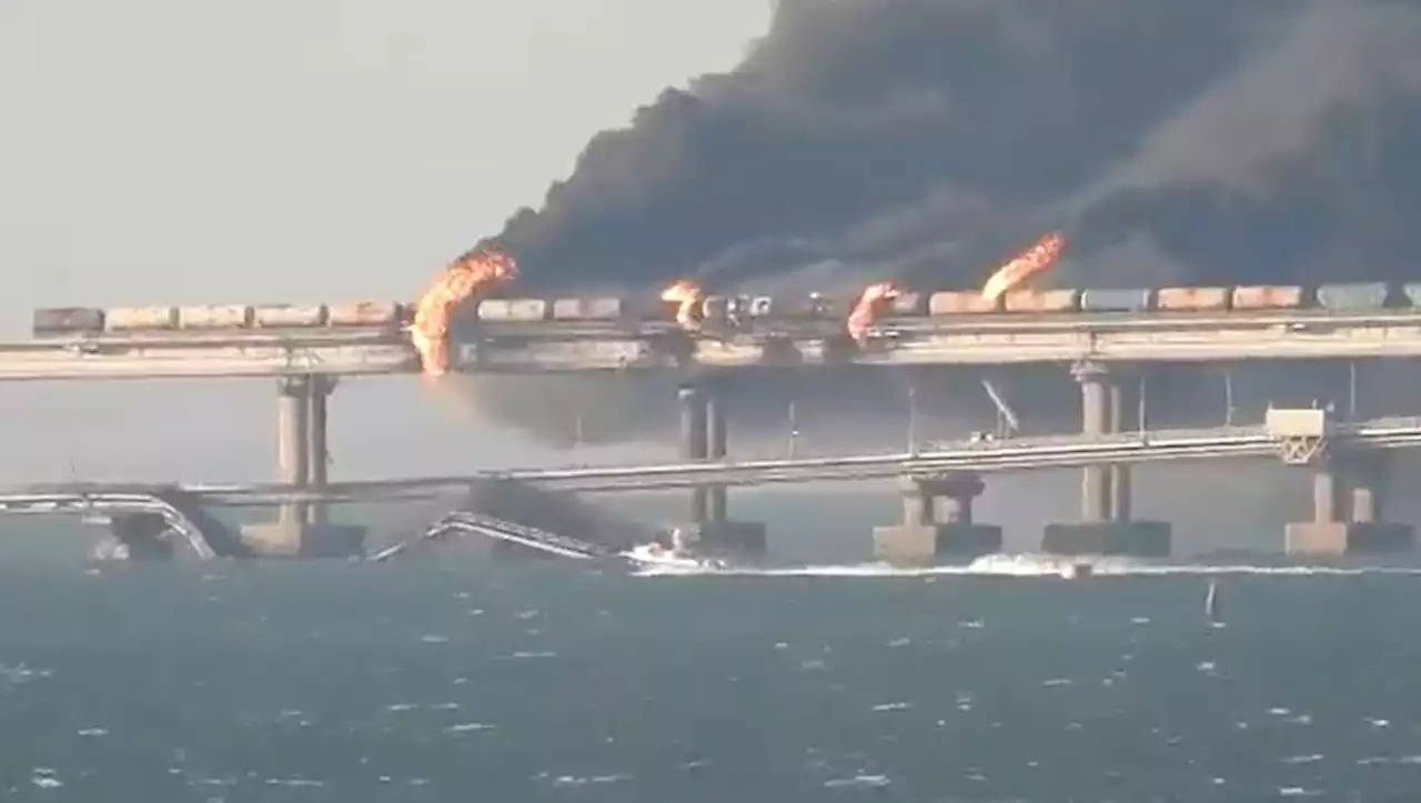 Guerre en Ukraine : ce que l'on sait à midi de l'explosion qui a endommagé le pont reliant la Crimée à la Russie