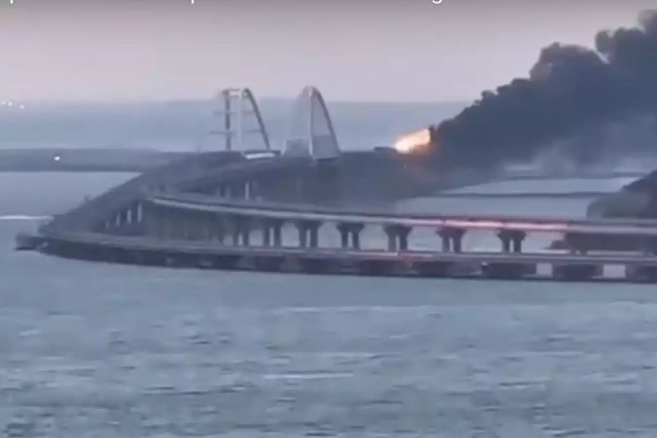 Jembatan Kerch yang Dibangun Putin Meledak Akibat Bom, Terjadi Selang Sehari Sang Presiden Berulang Tahun - Pikiran-Rakyat.com