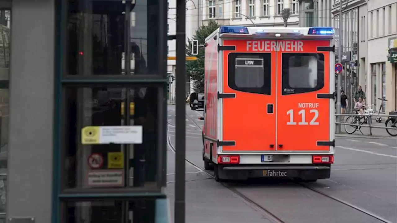 Junge von rechtsabbiegendem Autofahrer erfasst und schwer verletzt