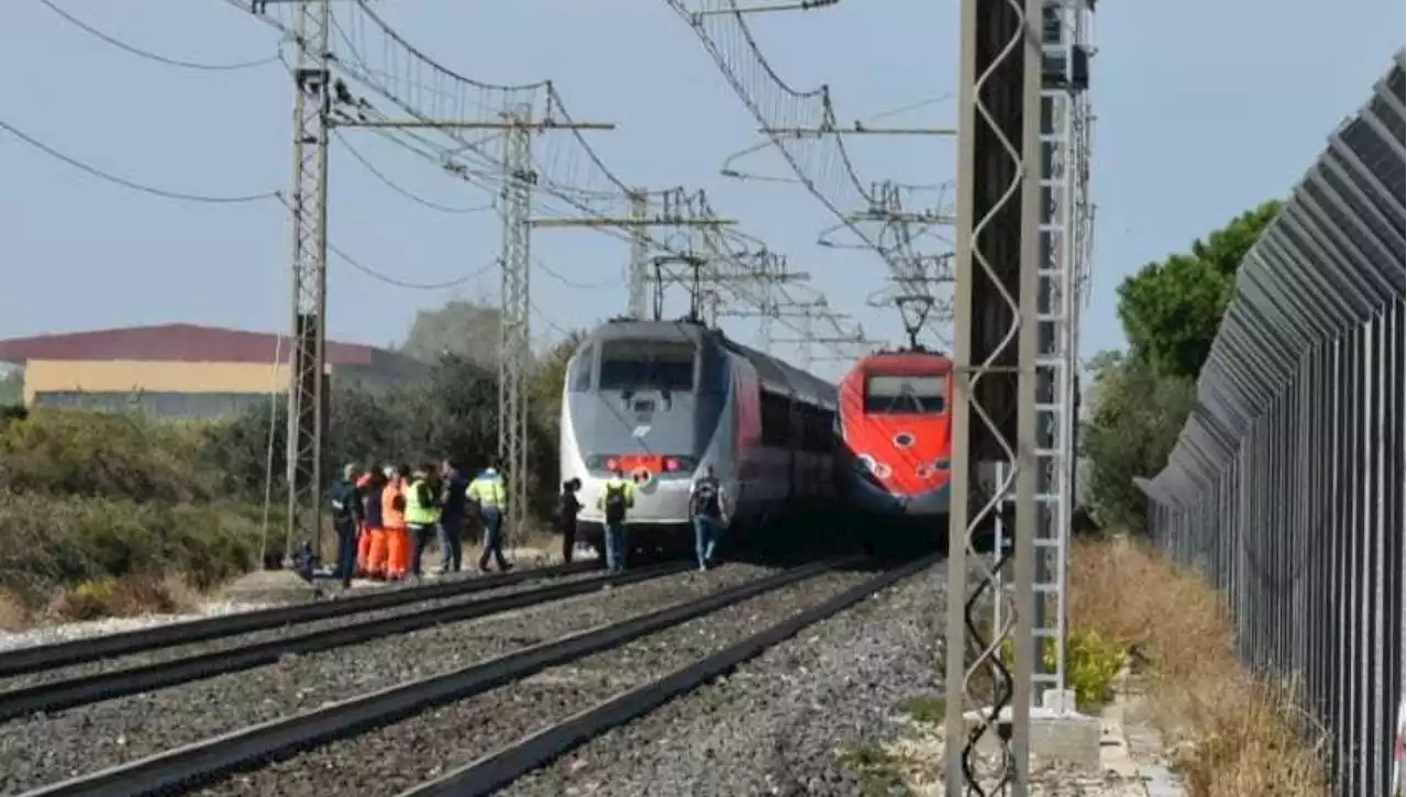 Bari, muore investito da un Intercity mentre attraversa i binari per rientrare al Cara