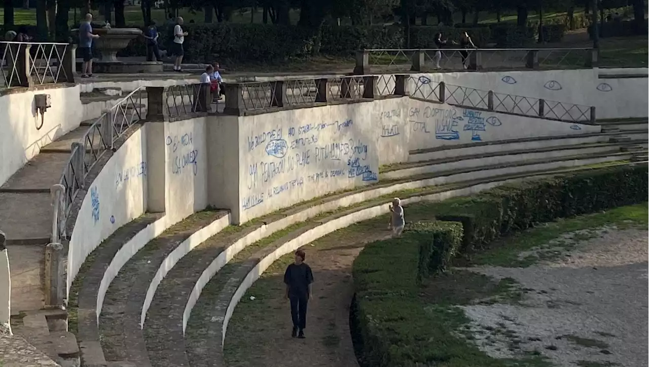 Spray blu e slogan violenti: vandalizzata piazza di Siena a Roma