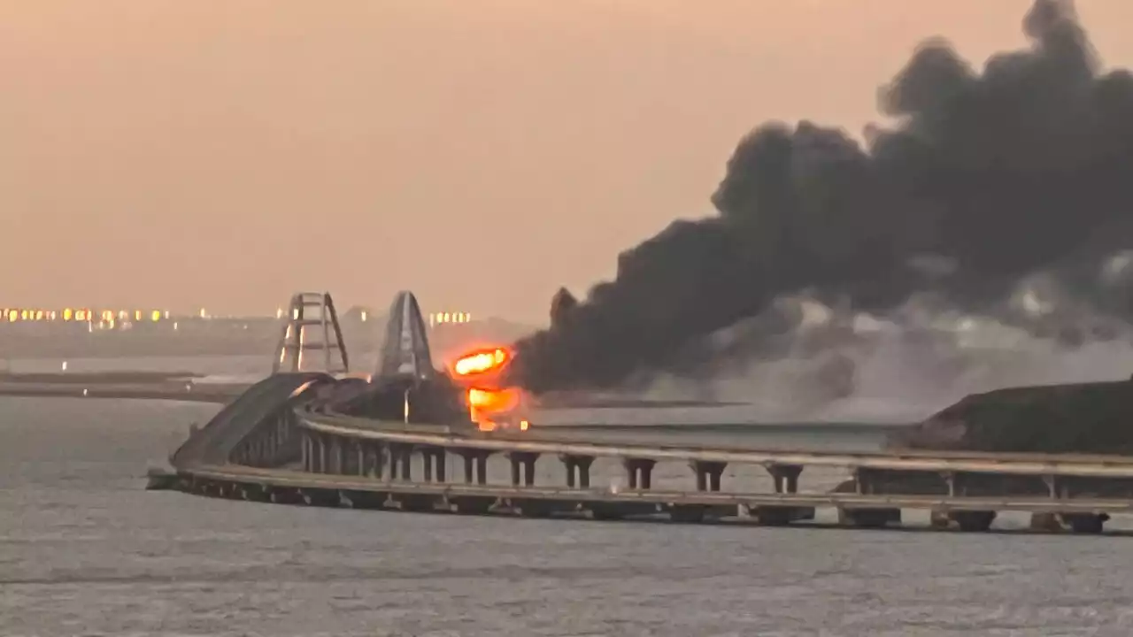 Guerre en Ukraine: le pont russe de Crimée en partie effondré après une violente explosion