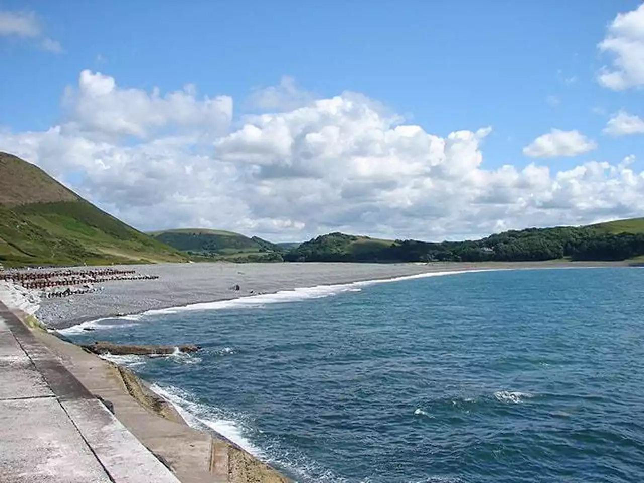 Huge police operation after drugs found washed up on Welsh holiday spot beaches