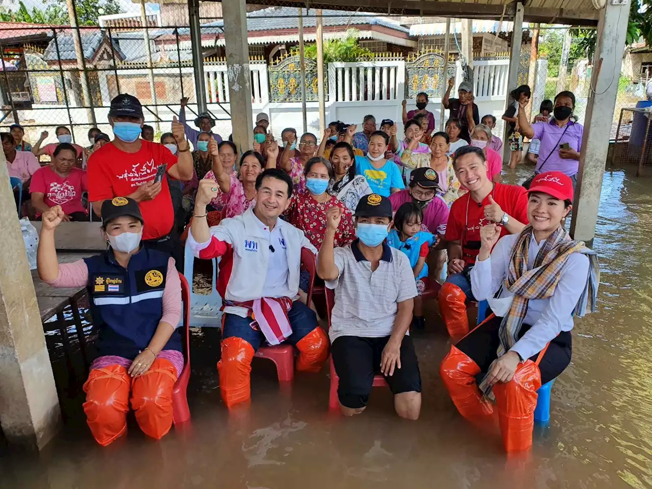 'ชลน่าน' นำทัพเพื่อไทย เยี่ยมชาวขอนแก่น จี้ “รัฐบาล' เร่งช่วยเหลือ อาหาร-ยารักษาโรค