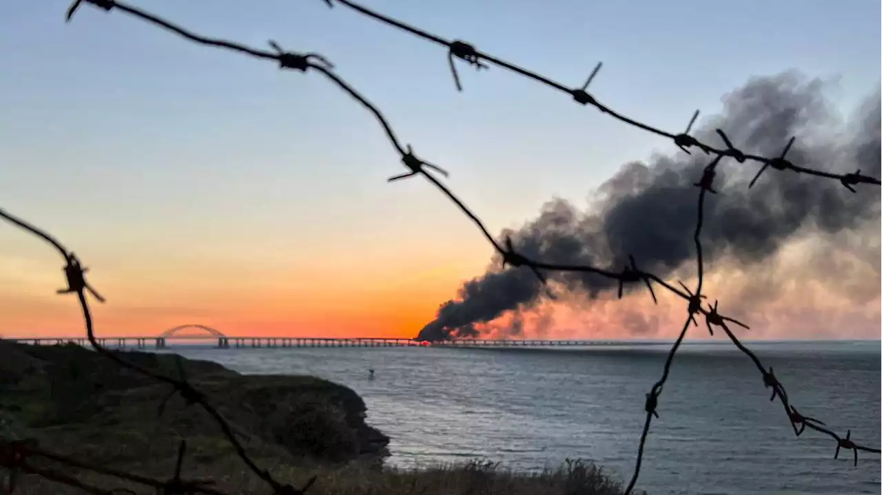 Schwerer Brand auf Krim-Brücke nach Explosionen: Wichtige Versorgungsroute der russischen Armee betroffen