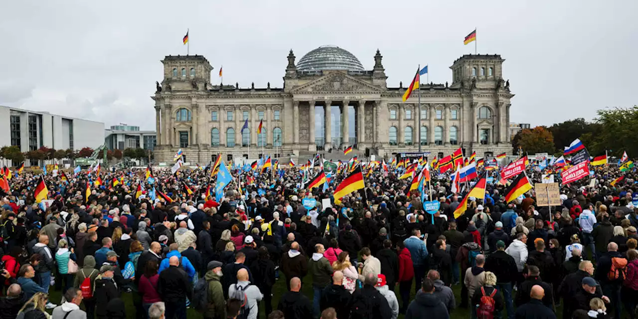 AfD-Demo und Gegendemos in Berlin: Russland-Flaggen und Nazi-Slogans