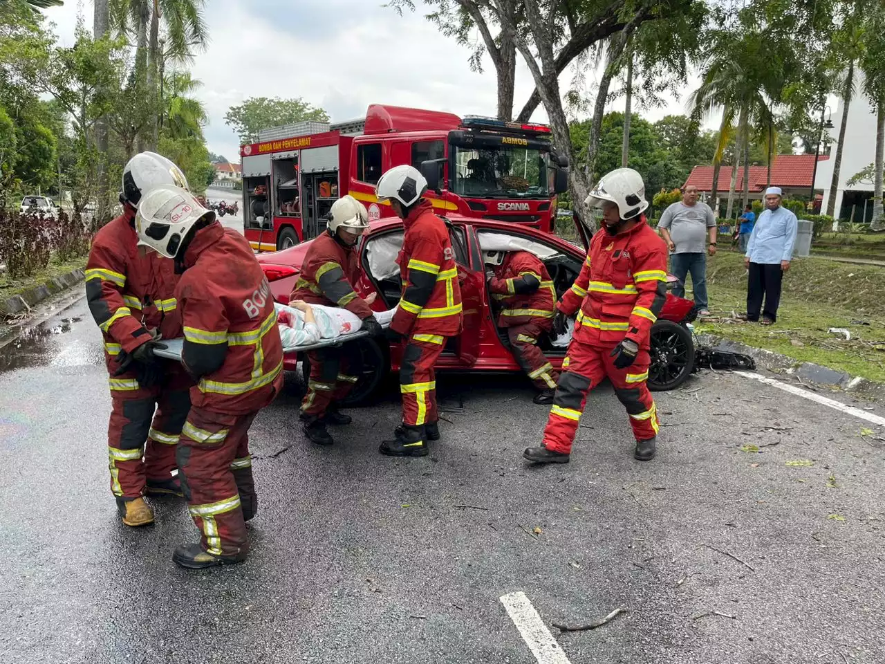 Satu maut, tiga cedera termasuk bayi stereng kereta tersekat