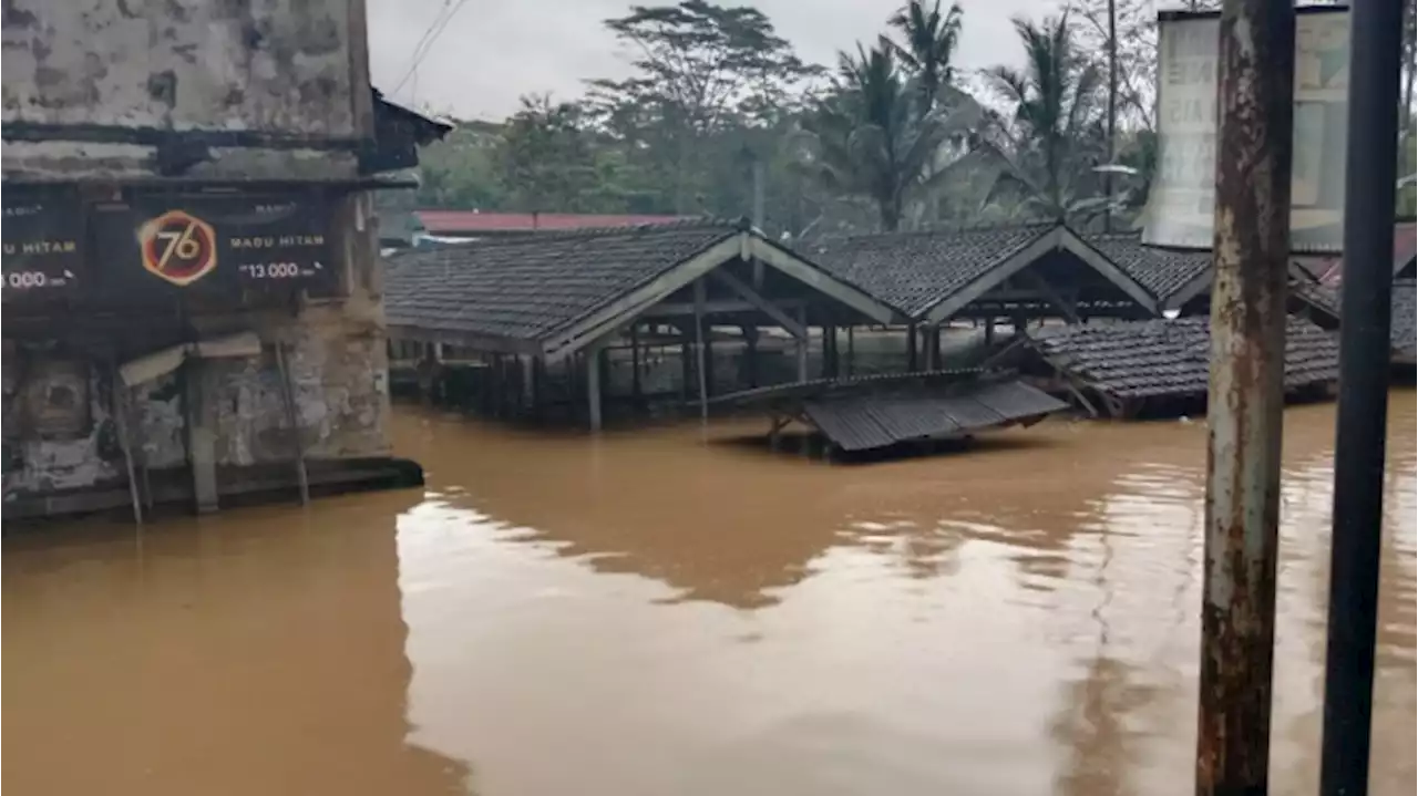 Banjir Rendam Sejumlah Kecamatan di Trenggalek, Ada Setinggi 1 Meter