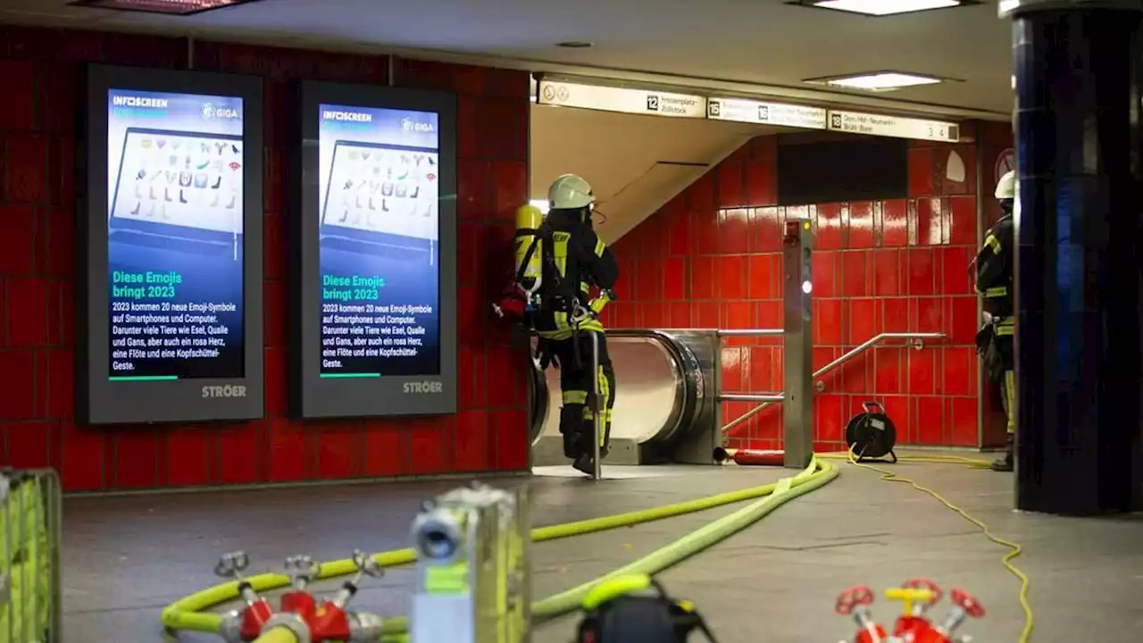 feuer in u-bahn-station: bahnverkehr und straßen gesperrt