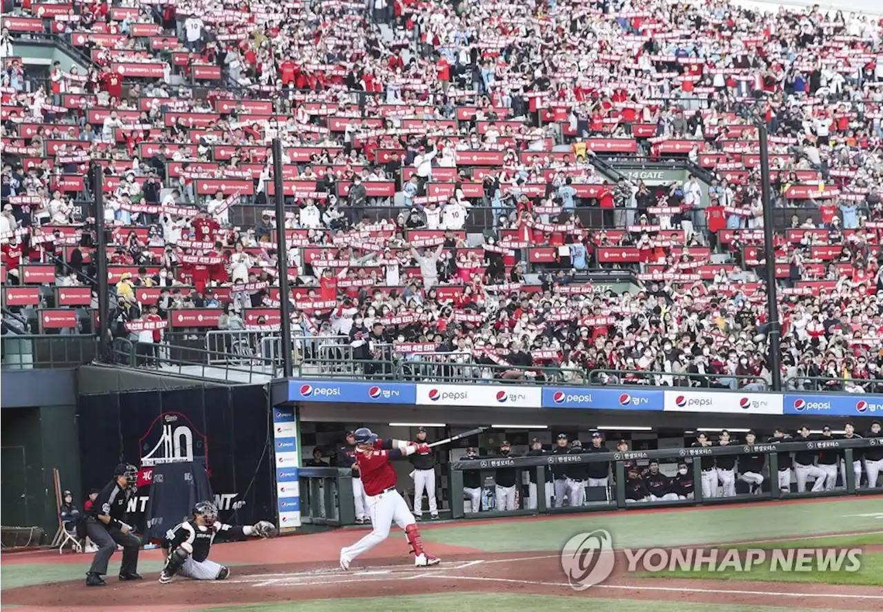 11번 옆에 영구 결번 10번…눈물로 그라운드와 작별한 이대호 | 연합뉴스